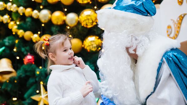 Девочка с Дедом Морозом
