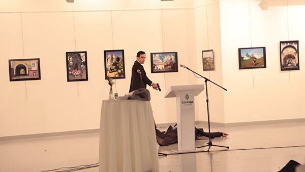 Вооруженный мужчина возле тела посла России в Турции Андрея Карлова в галерее в Анкаре