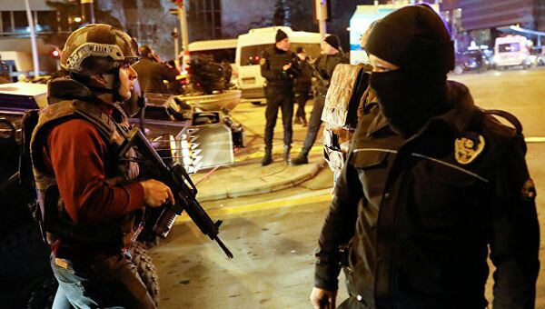 Турецкие полицейские в районе галереи в Анкаре, где совершено нападение на посла России в Турции Андрея Карлова