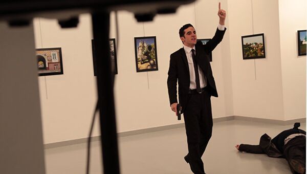 Вооруженный мужчина рядом с телом посла России в Турции Андреем Карловым