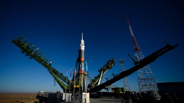 Вывоз и установка ракеты-носителя с пилотируемым кораблем Союз МС-02 на космодроме Байконур