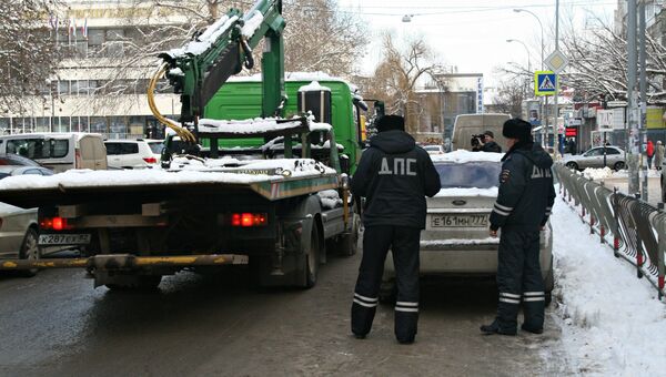 Эвакуация неправильно припаркованных автомобилей в Симферополе