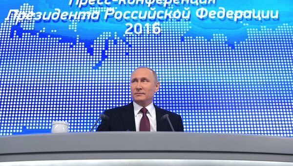 Президент РФ Владимир Путин на двенадцатой большой ежегодной пресс-конференции в Центре международной торговли на Красной Пресне