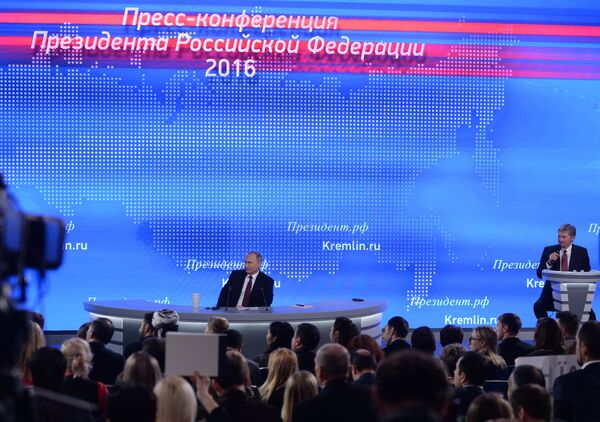 Президент РФ Владимир Путин на двенадцатой большой ежегодной пресс-конференции в Центре международной торговли на Красной Пресне Президент РФ Владимир Путин на двенадцатой большой ежегодной пресс-конференции в Центре международной торговли на Красной Пресне