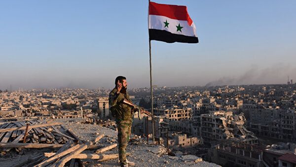 Военный сирийской армии на крыше здания в Алеппо