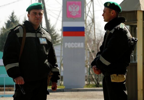 Украинские пограничники на российско-украинской границе в районе села Успенка Украинские пограничники на российско-украинской границе в районе села Успенка