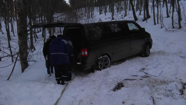 В снежных заносах на автодорогах Крыма застряли автобусы и легковушки