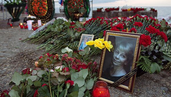 Цветы и свечи на площади Южного мола морского порта в память о жертвах крушения Ту-154 в Сочи. Архивное фото