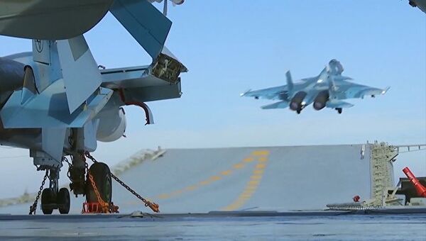 Истребитель Су-33 производит взлет с палубы тяжелого авианесущего крейсера Адмирал Кузнецов