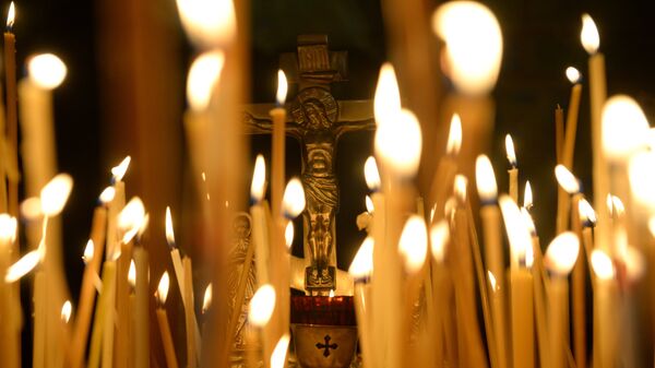 Крест и свечи в кафедральном соборе. Архивное фото