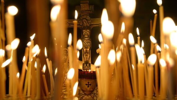 Крест и свечи в кафедральном соборе. Архивное фото