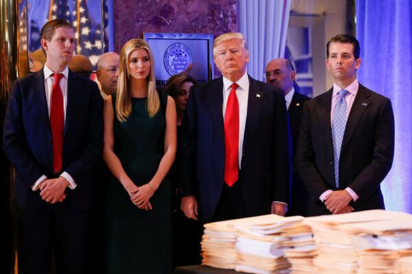Избранный президент США Дональд Трамп с детьми перед началом первой официальной пресс-конференции в Нью-Йорке Избранный президент США Дональд Трамп с детьми перед началом первой официальной пресс-конференции в Нью-Йорке
