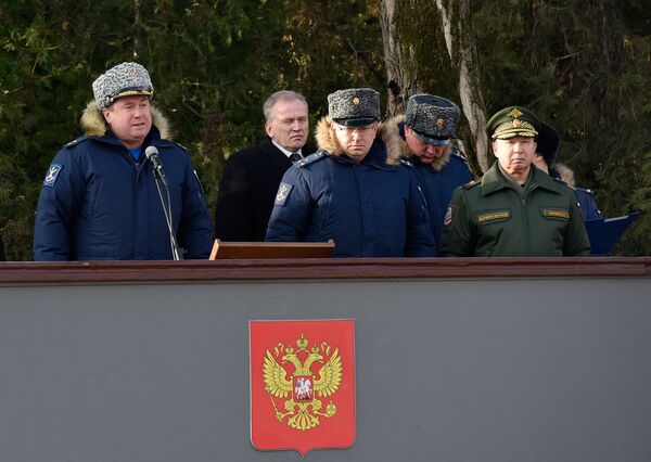 В Феодосии на боевое дежурство заступил полк, вооруженный комплексами ПВО С-400 Триумф. Крайний слева: командующий четвертой армией ВВС и ПВО генерал-майор Виктор Севостьянов В Феодосии на боевое дежурство заступил полк, вооруженный комплексами ПВО С-400 Триумф. Крайний слева: командующий четвертой армией ВВС и ПВО генерал-майор Виктор Севостьянов