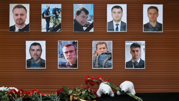 Цветы, возложенные к фотографиям журналистов, погибших при крушении Ту-154 Цветы, возложенные к фотографиям журналистов, погибших при крушении Ту-154