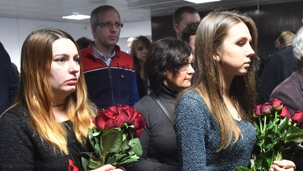 Прощание с журналистами, погибшими при крушении самолета Ту-154 Прощание с журналистами, погибшими при крушении самолета Ту-154