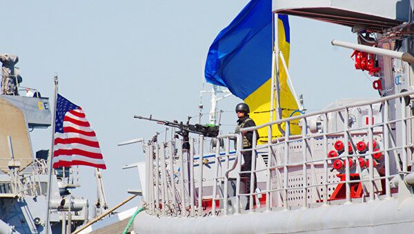 Флагман ВМС Украины, сторожевой корабль Гетман Сагайдачный и ракетный эсминец ВМС США Дональд Кук