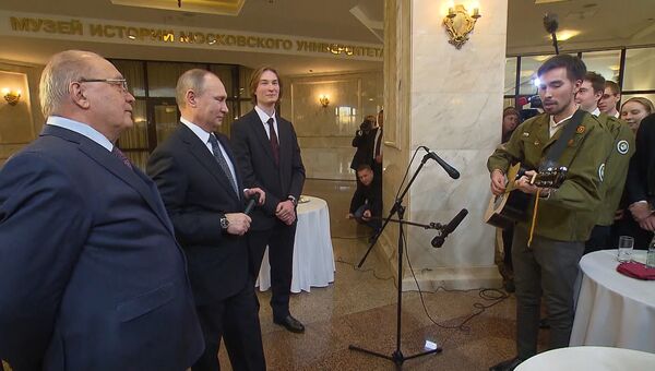 Путин вместе со студентом МГУ спел песню про космос