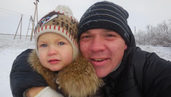 Виталий Харламов, спасший троих детей из пожара в селе Долиновка Симферопольского района, с сыном Олегом