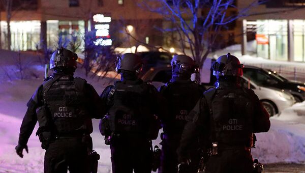 Сотрудники полиции возле места стрельбы в канадском Квебеке