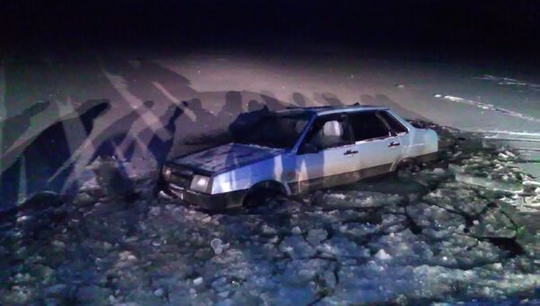 Автомобиль с пятью пассажирами упал в Симферопольское водохранилище