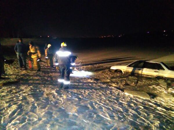 Автомобиль с пятью пассажирами упал в Симферопольское водохранилище Автомобиль с пятью пассажирами упал в Симферопольское водохранилище