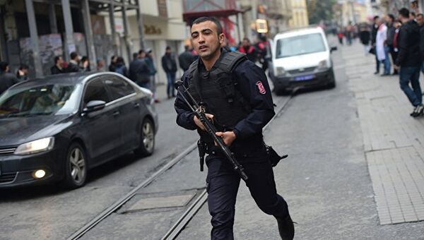 Сотрудник турецкой полиции в Стамбуле. Архивное фото