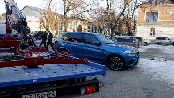 Припаркованный в пешеходной зоне BMW X5, который эвакуатор не смог увезти на штрафплощадку из-за угрозы повреждения колесных дисков