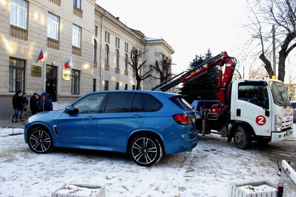 Припаркованный в пешеходной зоне BMW X5, который эвакуатор не смог увезти на штрафплощадку из-за угрозы повреждения колесных дисков Припаркованный в пешеходной зоне BMW X5, который эвакуатор не смог увезти на штрафплощадку из-за угрозы повреждения колесных дисков