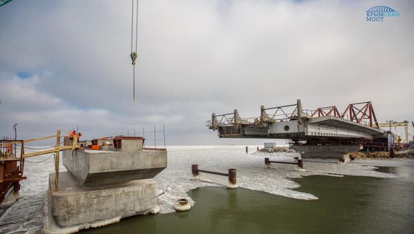 Строители сооружают морские пролеты моста в Крым