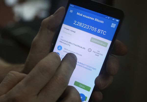 Демонстрация на смартфоне мобильного приложения для работы с криптовалютой биткоин Демонстрация на смартфоне мобильного приложения для работы с криптовалютой биткоин