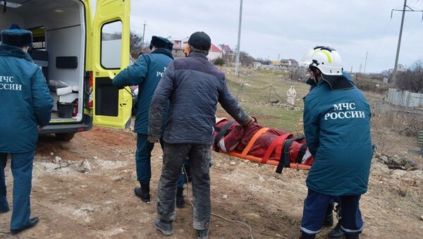 В Севастополе водитель крана, задев ЛЭП, получил удар током и упал в котлован