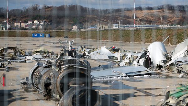 Обломки, упавшего у берегов Сочи самолета Минобороны РФ Ту-154, собранные на территории сочинского аэропорта