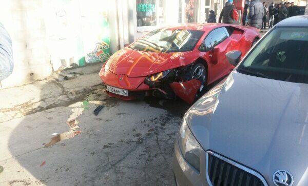 В столице Республики на улице Козлова произошло ДТП с участием Daewoo Matiz и Lamborghini Huracan
