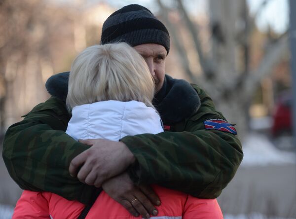 Женщина прощается с ополченцем ДНР