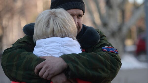 Женщина прощается с ополченцем ДНР