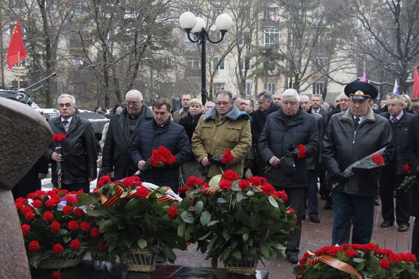 Возложение цветов к памятнику Крымчанам, погибшим в Афганистане Возложение цветов к памятнику Крымчанам, погибшим в Афганистане