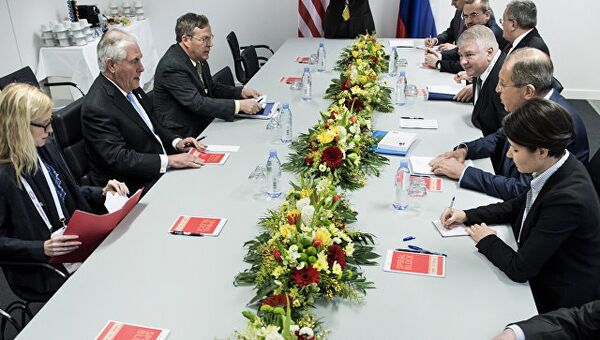Глава МИД России Сергей Лавров и госсекретарь США Рекс Тиллерсон во время встречи в Бонне. 16 февраля 2017