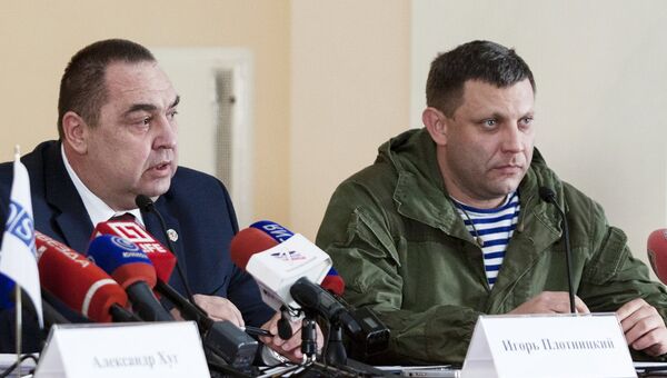 Глава Донецкой народной республики Александр Захарченко (справа) и глава Луганской народной республики Игорь Плотницкий