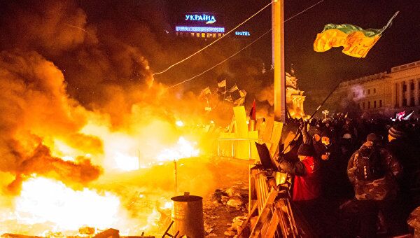 Сторонники оппозиции у горящей баррикады на площади Независимости в Киеве, где начались столкновения митингующих и сотрудников милиции Сторонники оппозиции у горящей баррикады на площади Независимости в Киеве, где начались столкновения митингующих и сотрудников милиции