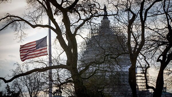 Американский флаг перед Капитолием в Вашингтоне. Архивное фото