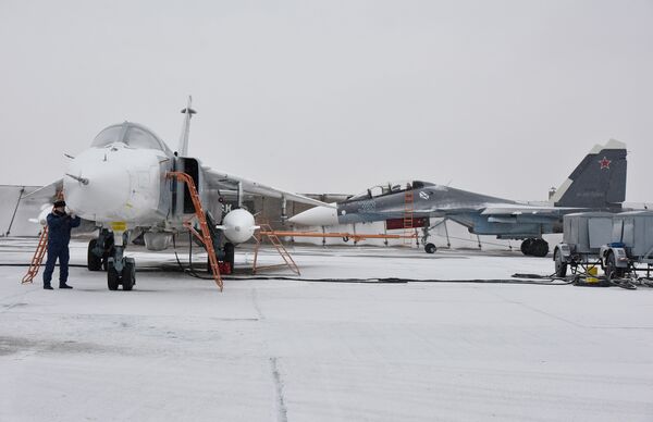 Заправка и техническое обслуживание Су-24 перед вылетом Заправка и техническое обслуживание Су-24 перед вылетом