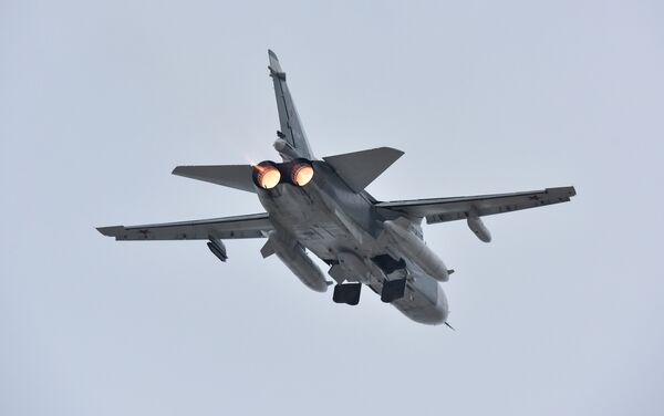 Су-24 во время взлета на аэродроме в Новофедоровке Су-24 во время взлета на аэродроме в Новофедоровке