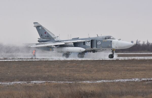 Су-24 готовится к взлету на аэродроме в Новофедоровке Су-24 готовится к взлету на аэродроме в Новофедоровке