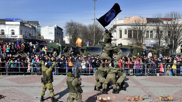 Показательные выступления военных во время праздничный мероприятий ко Дню защитника Отечества в Симферополе