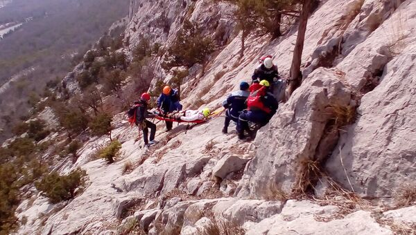 Спасатели пришли на помощь сорвавшейся со скалы альпинистке
