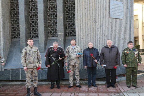 Митинг, посвященный памяти крымчан, которые погибли при столкновении у стен крымского парламента 26 февраля 2014 года Митинг, посвященный памяти крымчан, которые погибли при столкновении у стен крымского парламента 26 февраля 2014 года