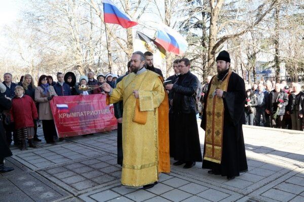 Митинг, посвященный памяти крымчан, которые погибли при столкновении у стен крымского парламента 26 февраля 2014 года Митинг, посвященный памяти крымчан, которые погибли при столкновении у стен крымского парламента 26 февраля 2014 года