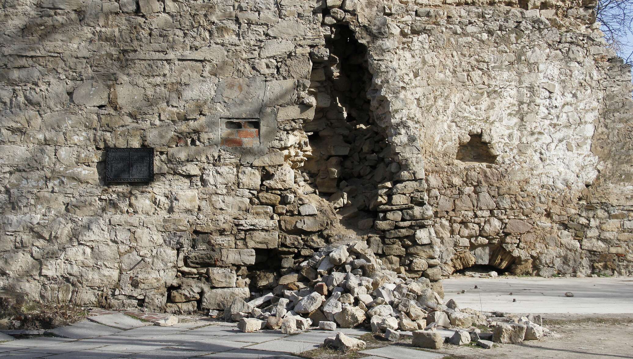 Разрушенный крым. Крым разрушенная стена.