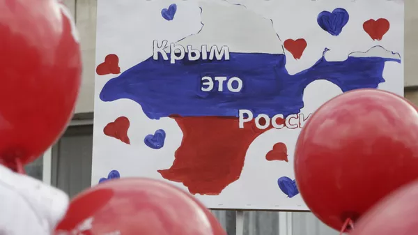 Участники праздничного профлеш-парада Наша Крымская весна