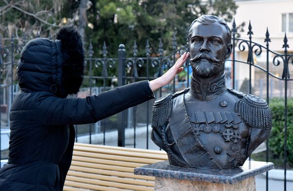 Бюст Николая II на территории часовни в честь святых царственных страстотерпцев государя Николая II и его семьи, расположенной возле прокуратуры Республики Крым Бюст Николая II на территории часовни в честь святых царственных страстотерпцев государя Николая II и его семьи, расположенной возле прокуратуры Республики Крым